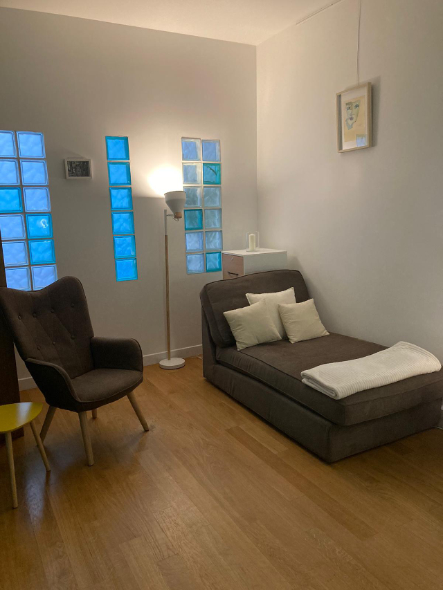 Botanique minimaliste – brin d’eucalyptus sur fond clair, teinte teal douce